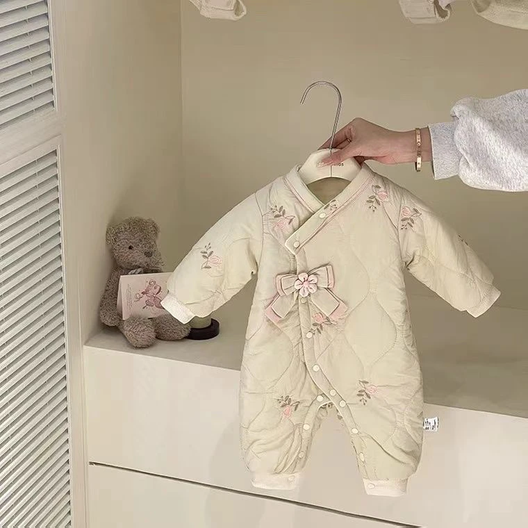 婴儿秋冬款新生宝宝薄棉款连体衣女宝宝哈衣保暖羽棉绒外出爬服