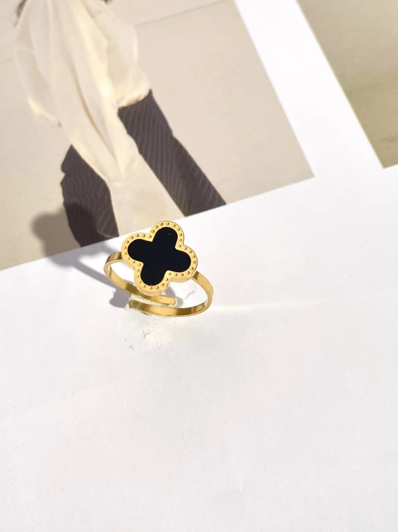 钛钢亚克力戒指 钛钢不褪色时尚轻奢气质简约素款黑色四叶草戒指