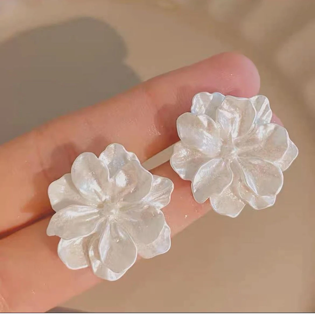 铜合金耳饰 法式复古山茶花耳钉赵露思同款白色花朵森系法式D017