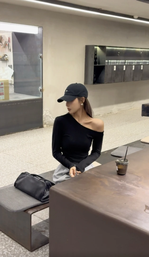 2024秋冬新款纯欲风氛围感斜肩上衣