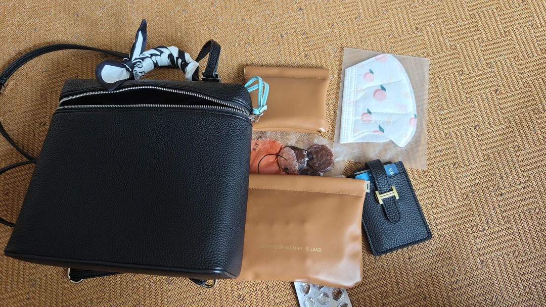 气质双肩包，皮质超级好的，大家闭眼入