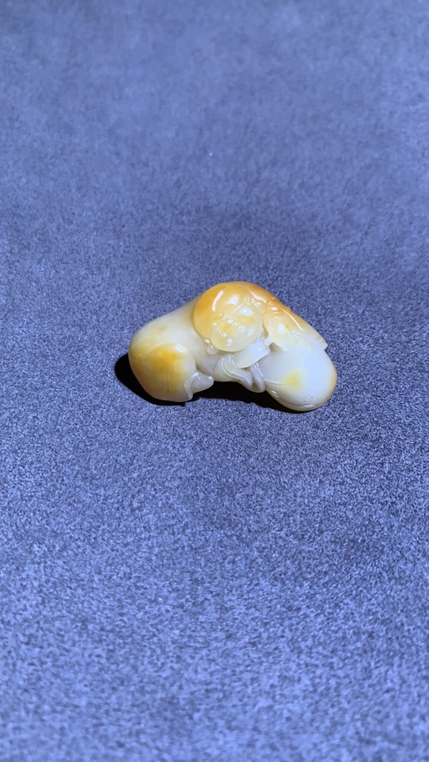 和田玉黄沁童子击鼓，独籽手工雕刻，黄沁白玉种。