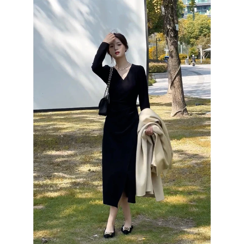 2025春季新款法式复古赫本风小黑裙收腰显瘦长裙打底黑色连衣裙女