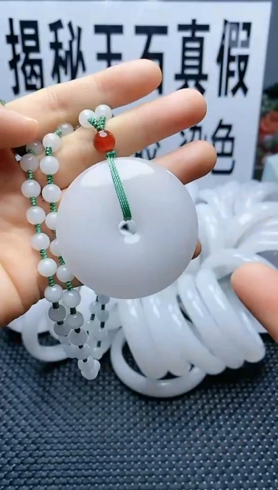 【闪购商品】石英质玉（金丝玉）颈饰未镶嵌大款平安扣