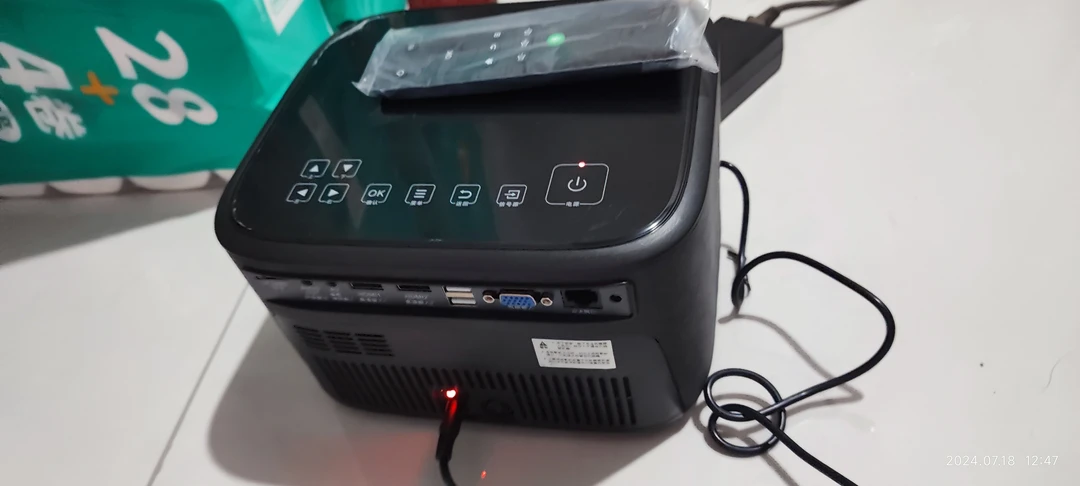 户外露营移动充电投影机，内置智能系统，内置电池。