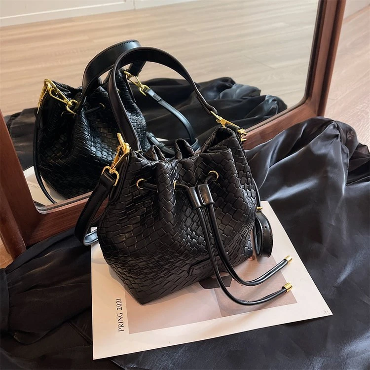 女包单肩包抽带爆款水桶包轻奢时尚休闲百搭小众气韩版秋冬女士包