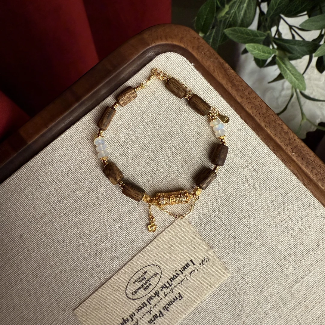 绿奇楠桶珠高火彩棱切欧泊设计款手链