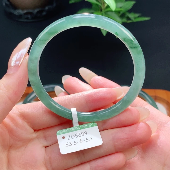 翡翠手镯未镶嵌天然翡翠手镯