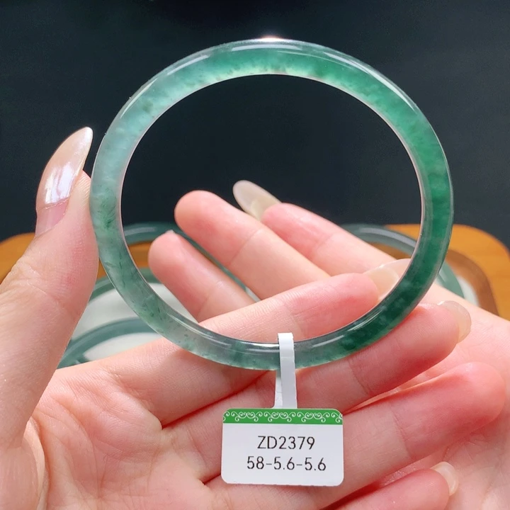 翡翠手镯未镶嵌天然翡翠手镯