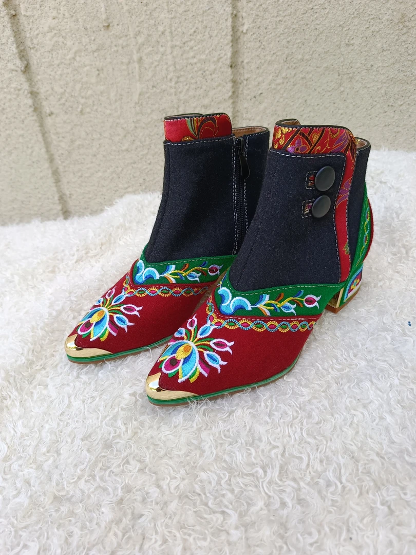 民族风格女士新款尖头高跟鞋。时尚高端