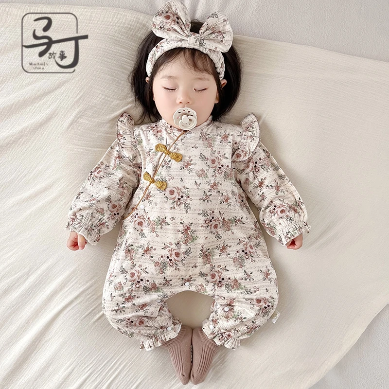 婴儿衣服秋装连体衣可爱女宝宝公主外出服头巾套装满月春秋抱衣