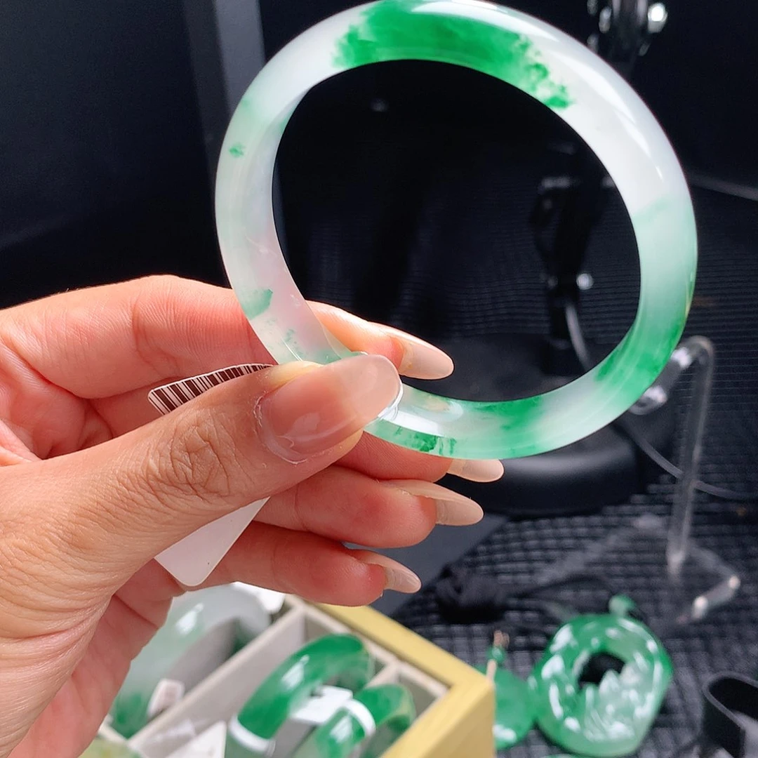 石英质玉手镯未镶嵌请**倩