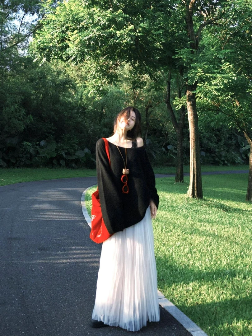 2024早秋新款时尚纯欲感漏肩黑色宽松针织显瘦上衣外穿百搭毛衣女