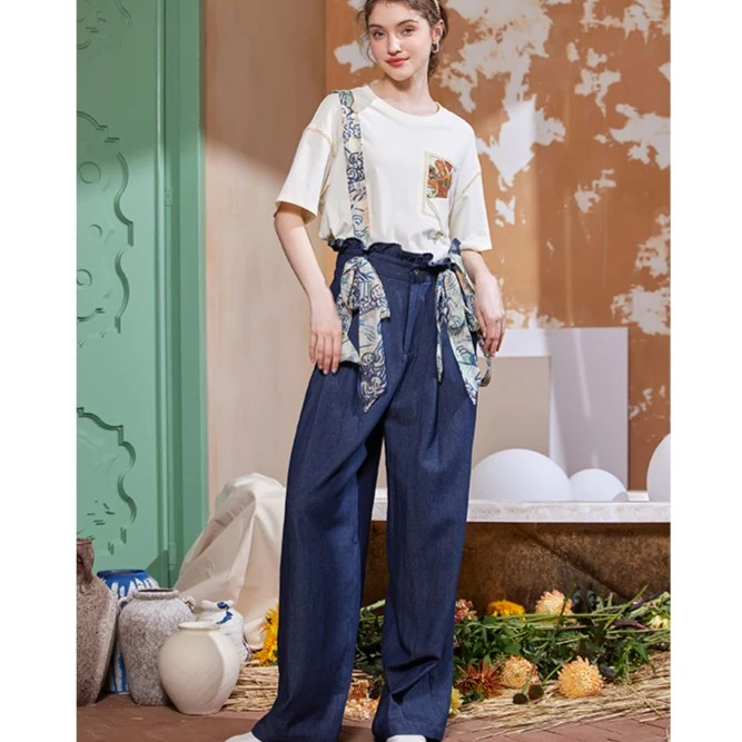 两三事 穿花引蝶 2024夏季新款复古印花布背带牛仔裤女宽松