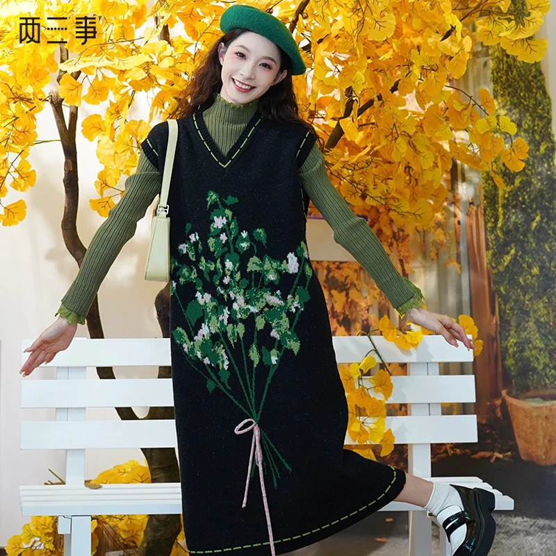 两三事 幽夜绿野 2024冬季新款复古撞色绣线花色无袖毛衣裙连衣裙