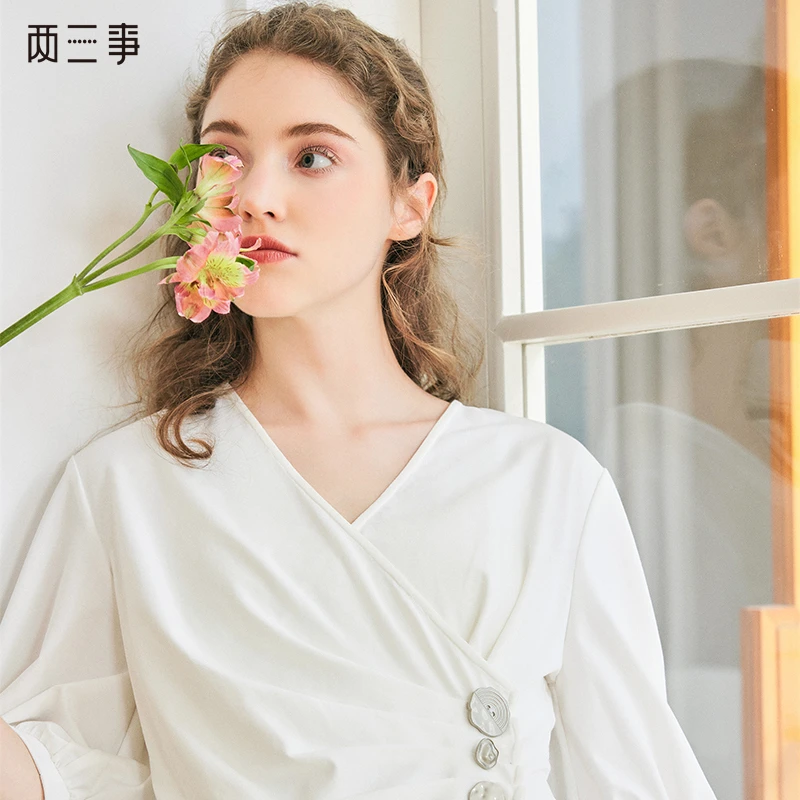 两三事 风的涟漪 不对称下摆白色t恤S24XT166