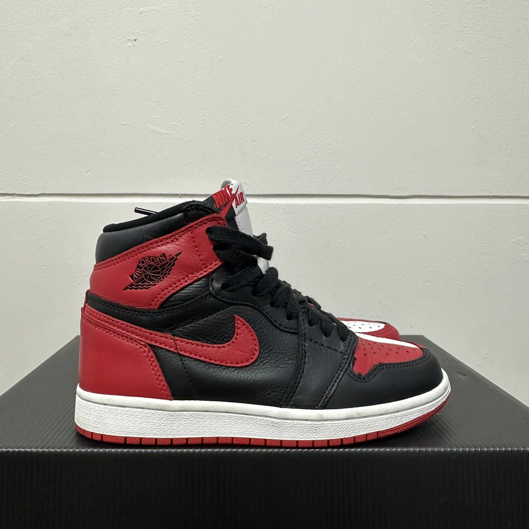 AJ1 阴阳黑红/36码/99新/毒2289/无原盒/861428-061