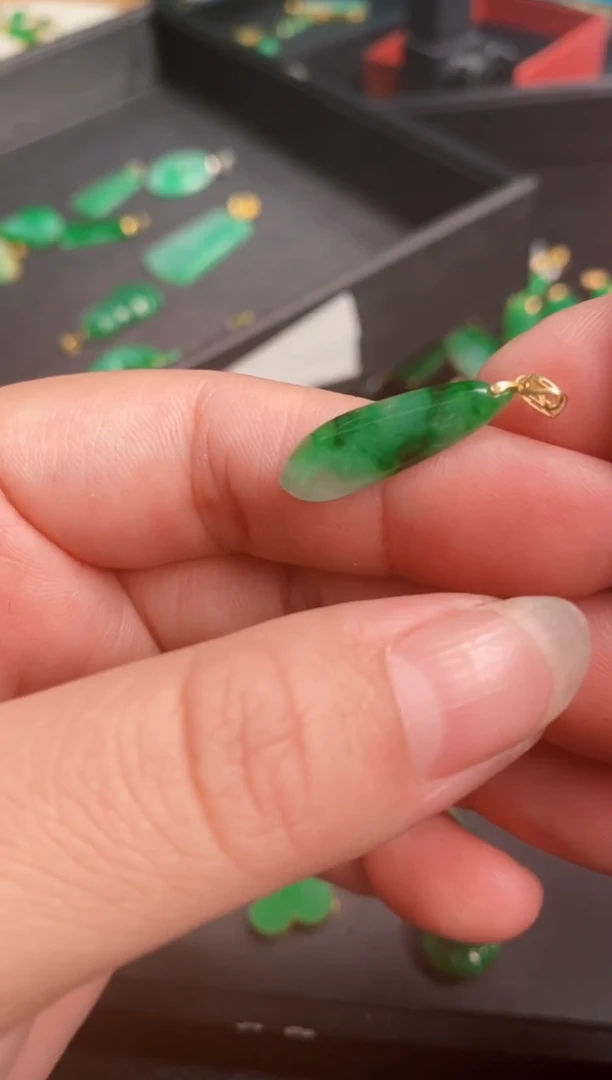 【闪购商品】翡翠颈饰18K金镶嵌吊坠