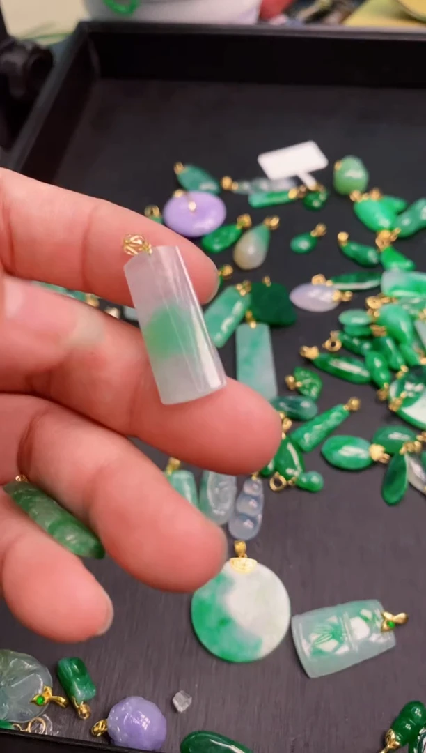 【闪购商品】翡翠颈饰18K金镶嵌吊坠