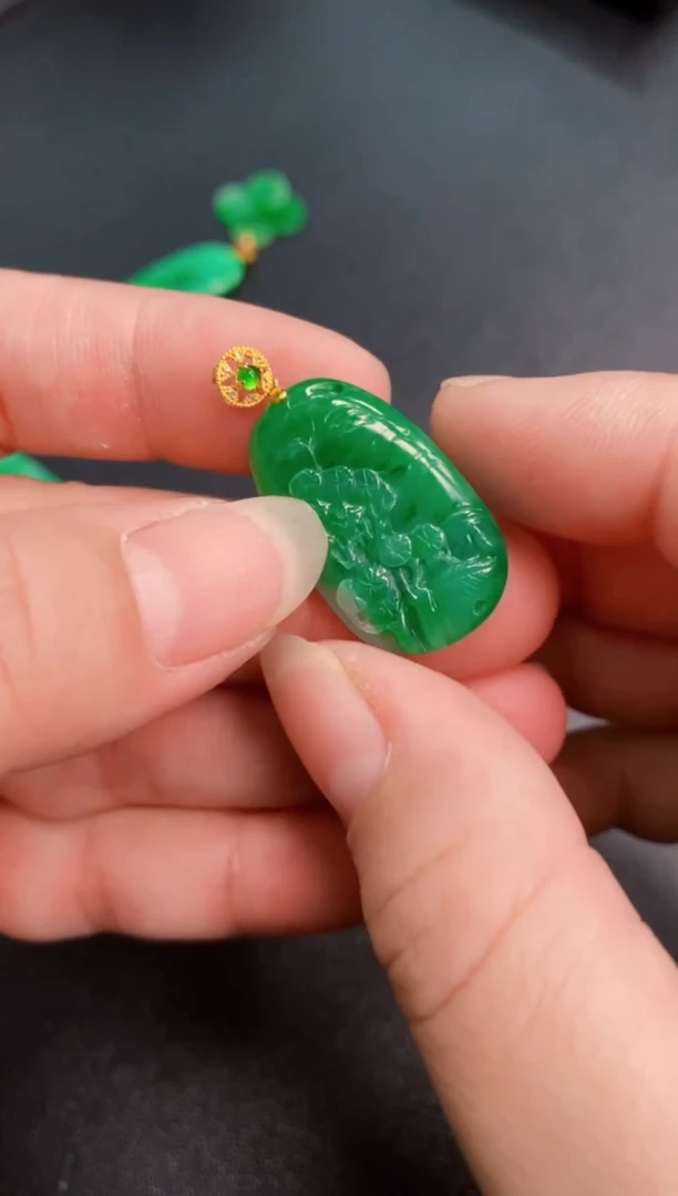 【闪购商品】翡翠颈饰18K金镶嵌吊坠