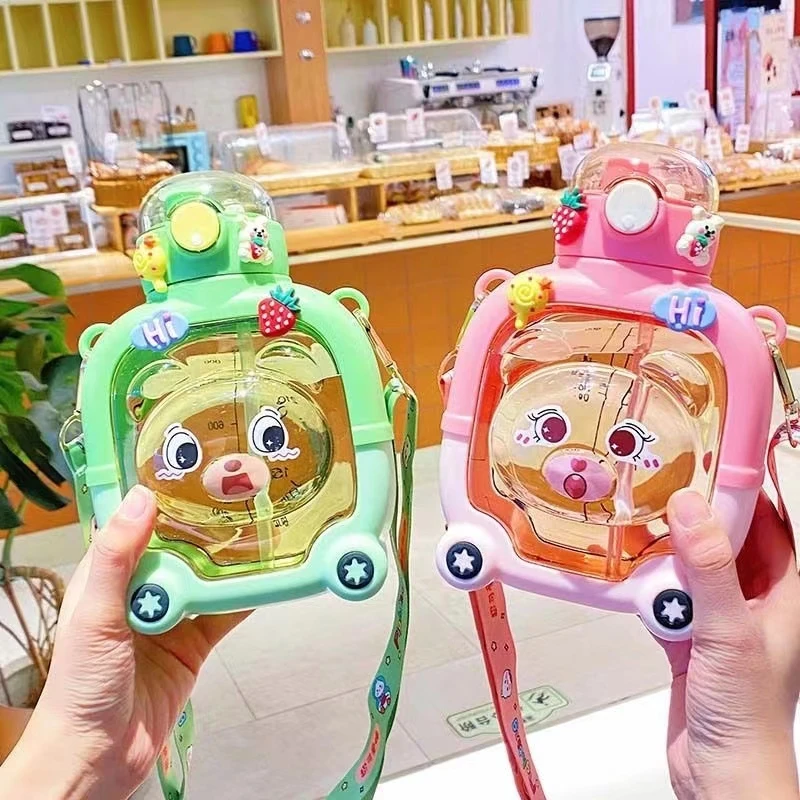 【艺菲精选】2023新款卡通小熊塑料吸管杯大容量便携式背带双饮杯
