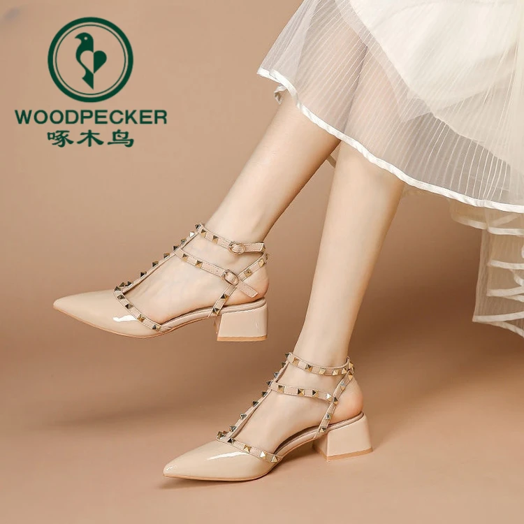 啄木鸟铆钉凉鞋2024夏新款粗跟尖头高跟鞋女气质裸色柳丁法式单鞋