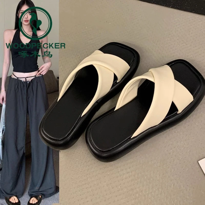 啄木鸟厚底一字拖女夏外穿2024新款踩屎感休闲沙滩交叉绝美凉拖鞋