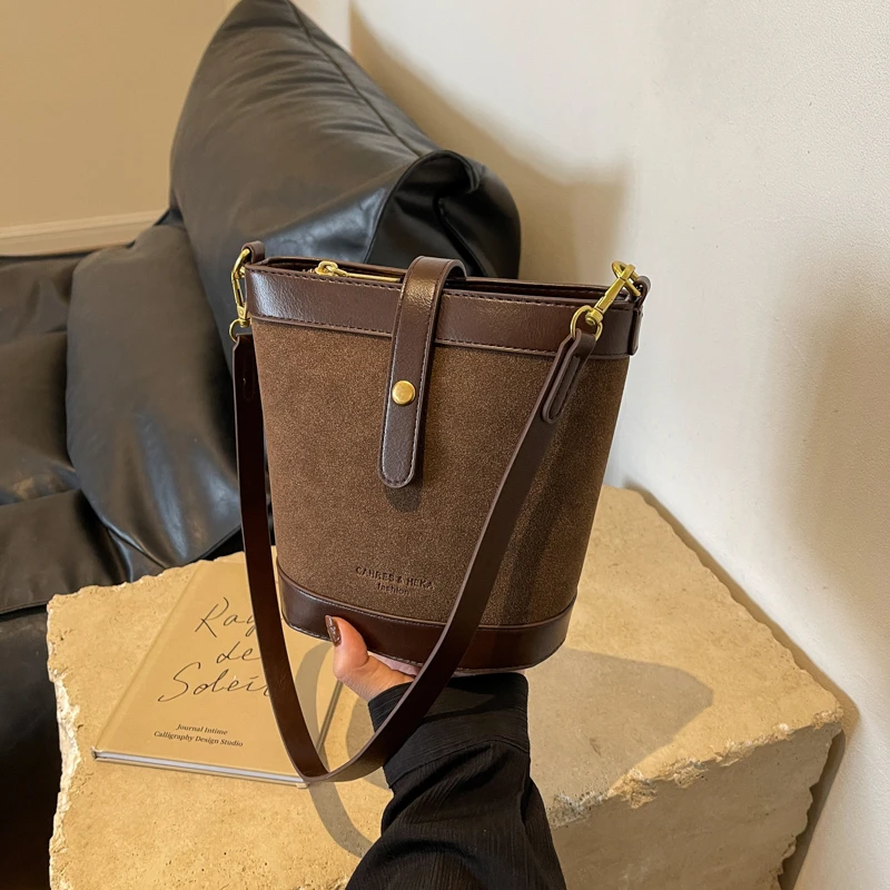 今年流行水桶包包女2023新款秋冬磨砂复古百搭女士爆款单肩斜挎包