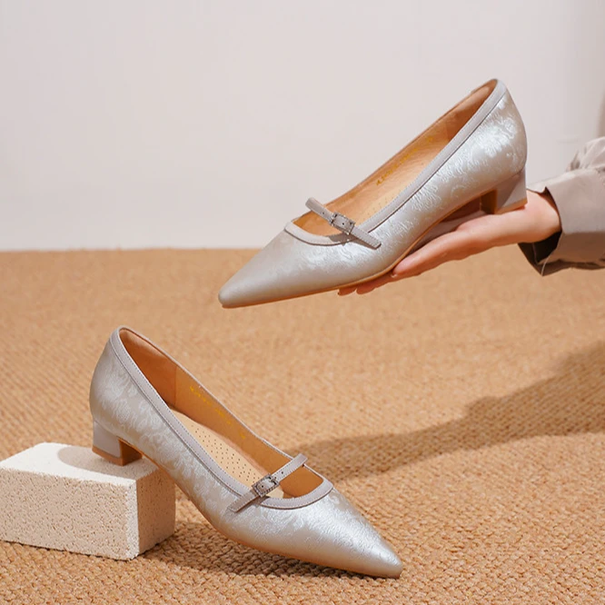 哈森春秋新款尖头浅口粗跟百搭单鞋女印花气质玛丽珍鞋HL247918