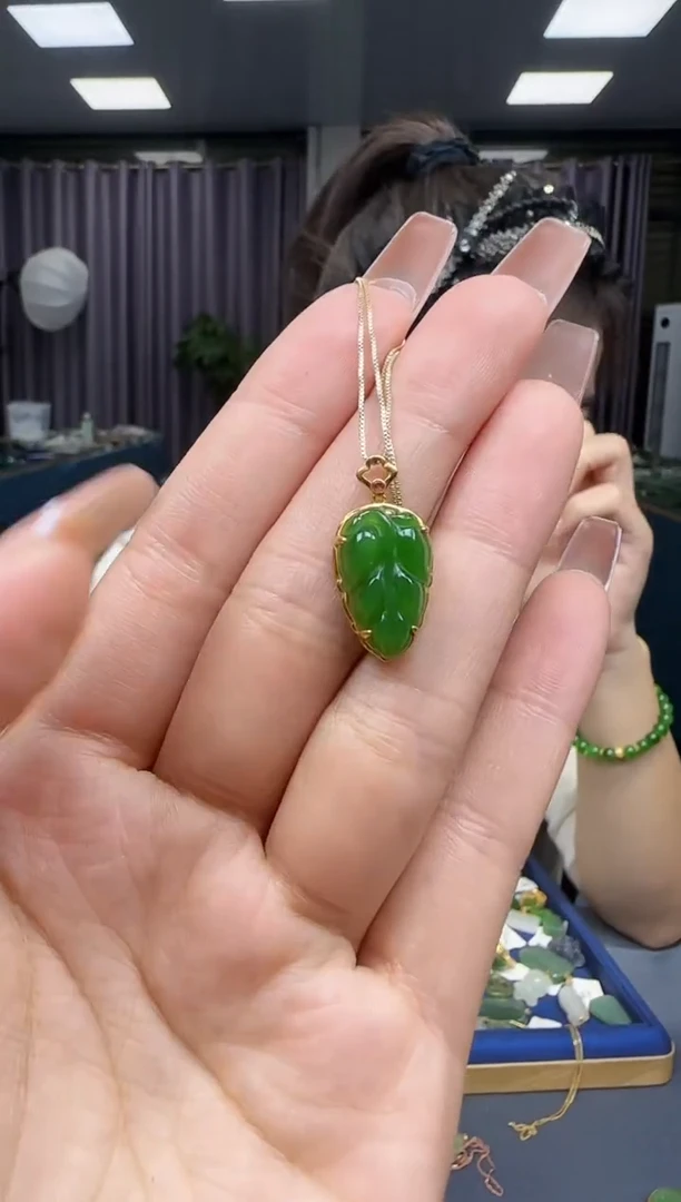 【闪购商品】和田玉吊坠(赠链)18K金镶嵌1