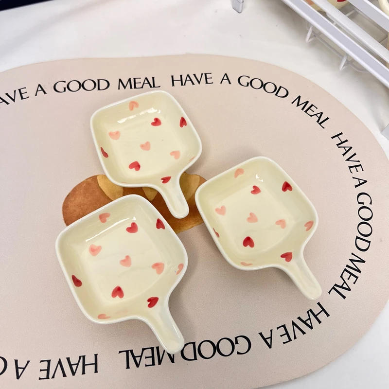 奶油桃心釉下彩卡通陶瓷碟子手柄蘸料碟小吃调味碟酱油单柄小碟子