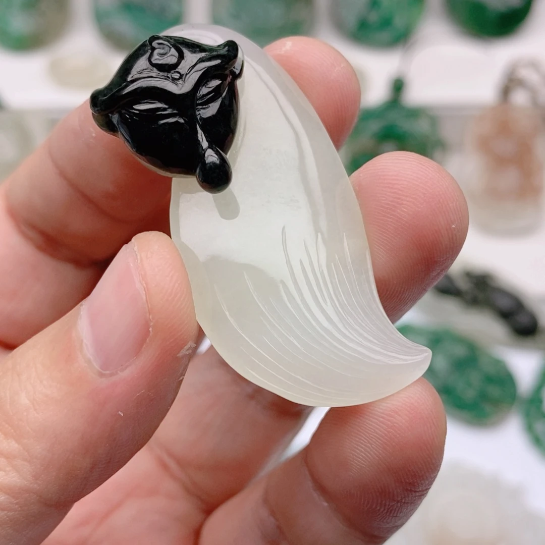 独山玉颈饰未镶嵌暴*熊