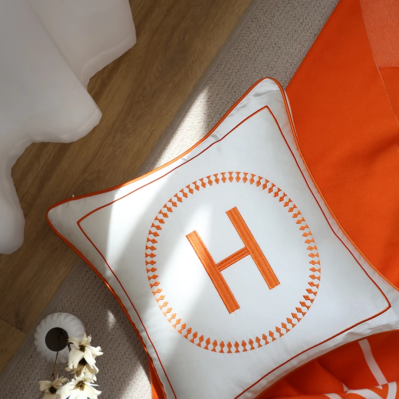 杉亿名品轻奢绸缎刺绣抱枕含芯护腰橙色沙发靠垫垫靠枕秋冬松弛感