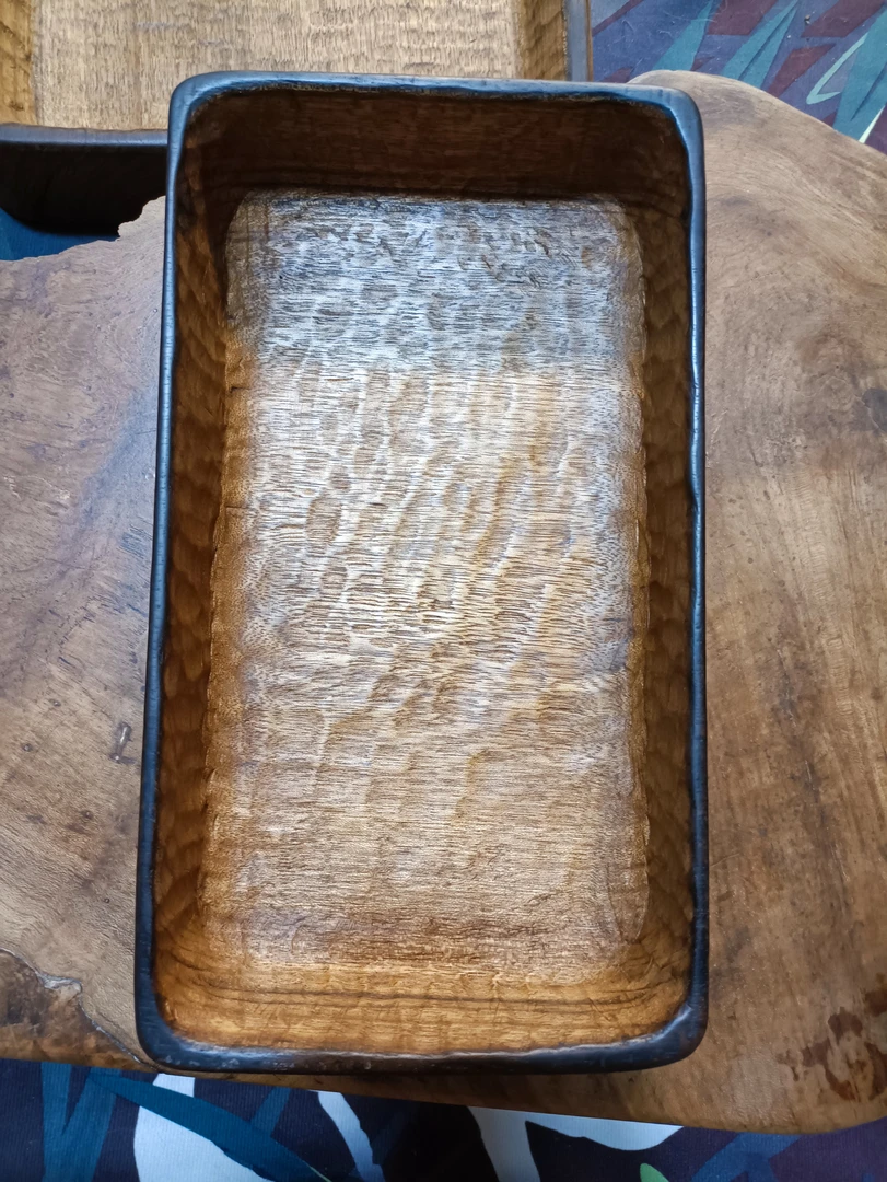 木盘(整木挖),尺寸长26cm,宽15cm,厚5cm。居家用品