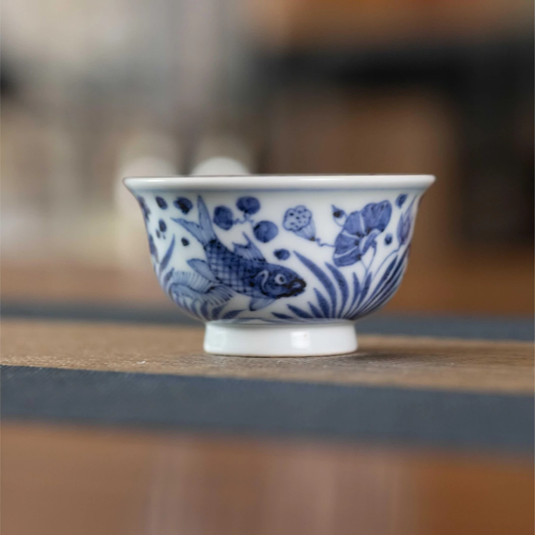 如意堂熊窑制 景德镇 青花鱼藻纹 压手杯 （小）