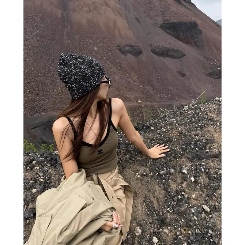 迈沃格夏季时尚复古百搭性感辣妹撞色绣花背心单穿内搭上衣女