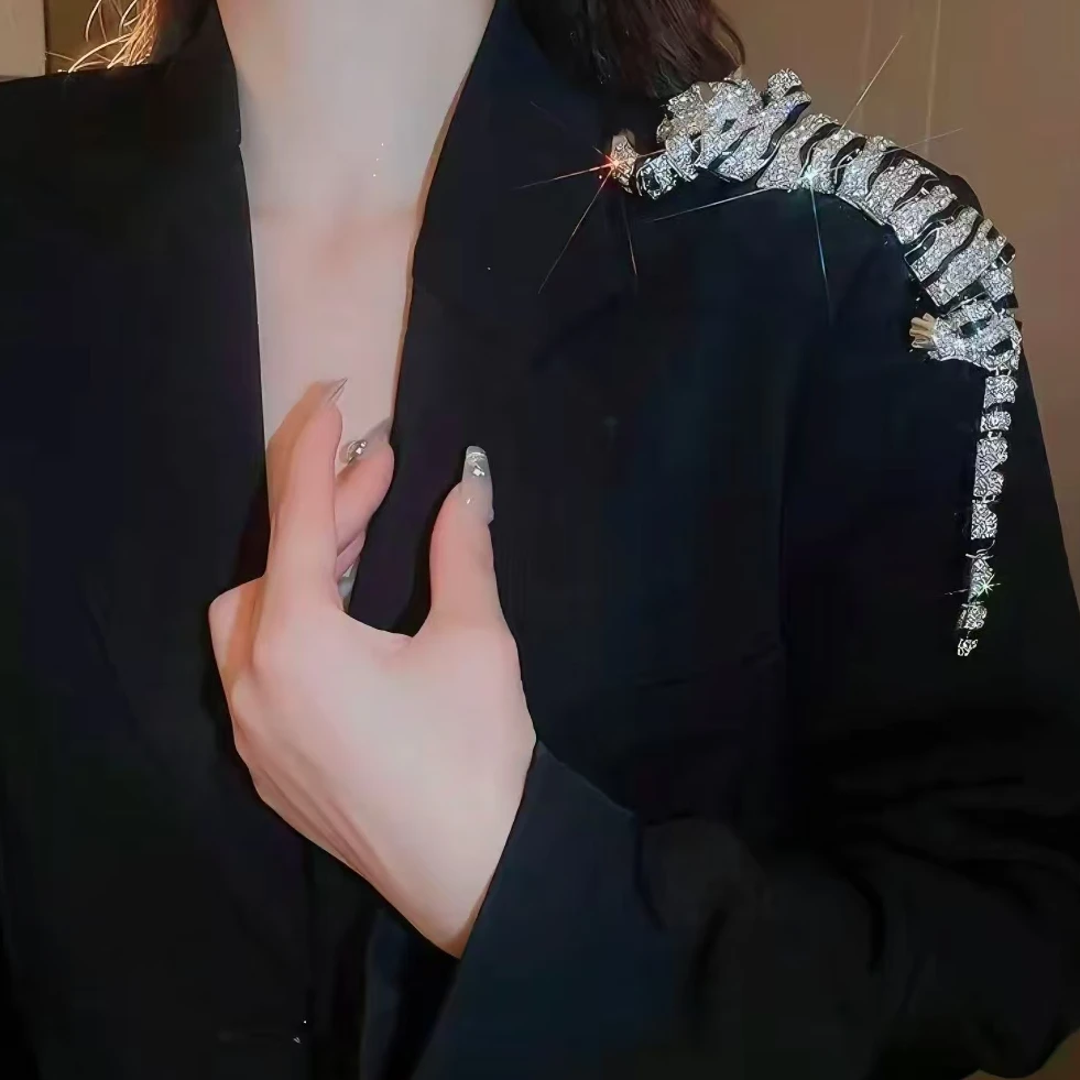 重工满钻大老虎灵动带别针皇冠配饰AZ287