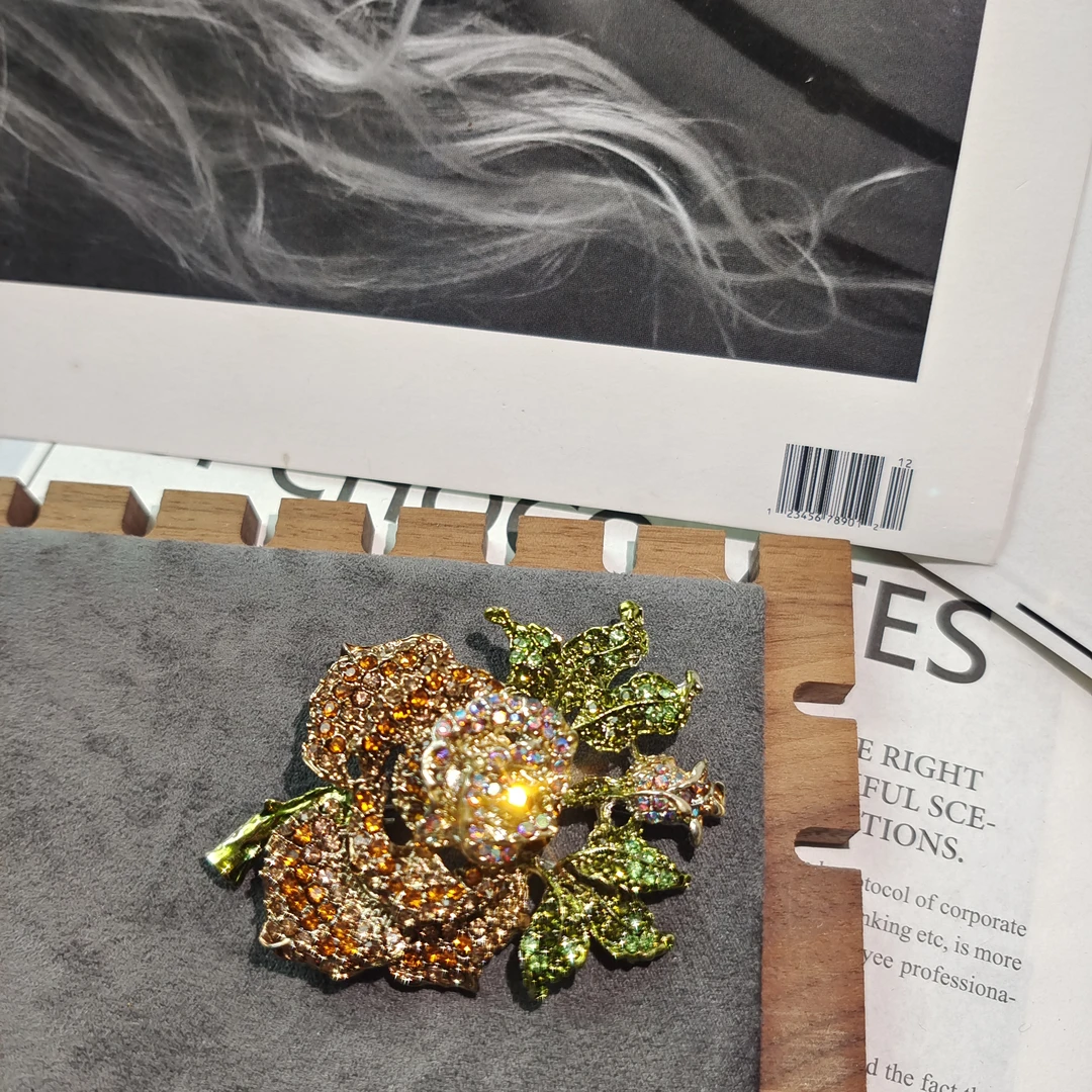 中古金色一支玫瑰满钻带别针皇冠配饰AZ216