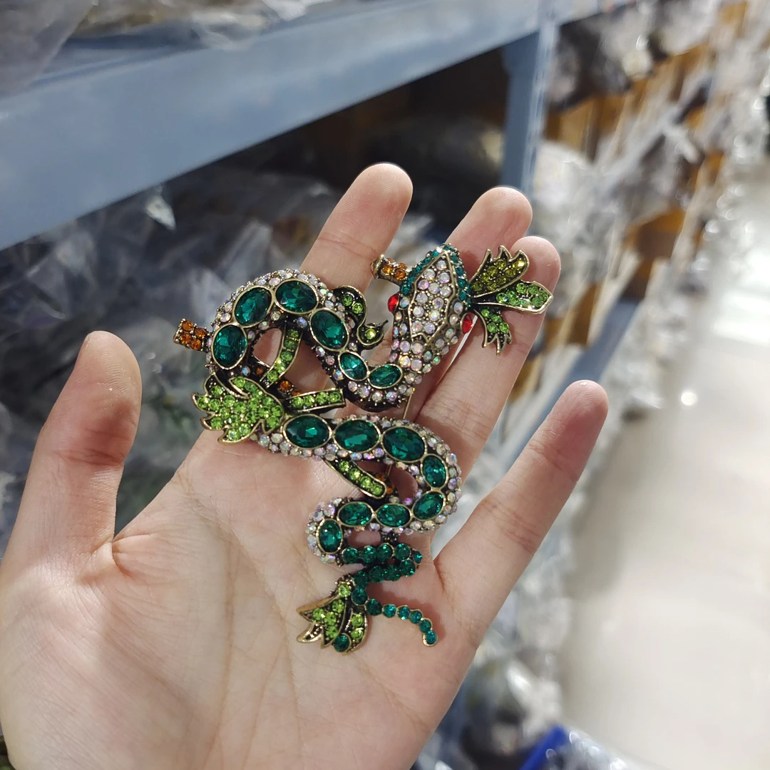 中古满钻缠绕竹叶青蛇带别针皇冠配饰AZ321