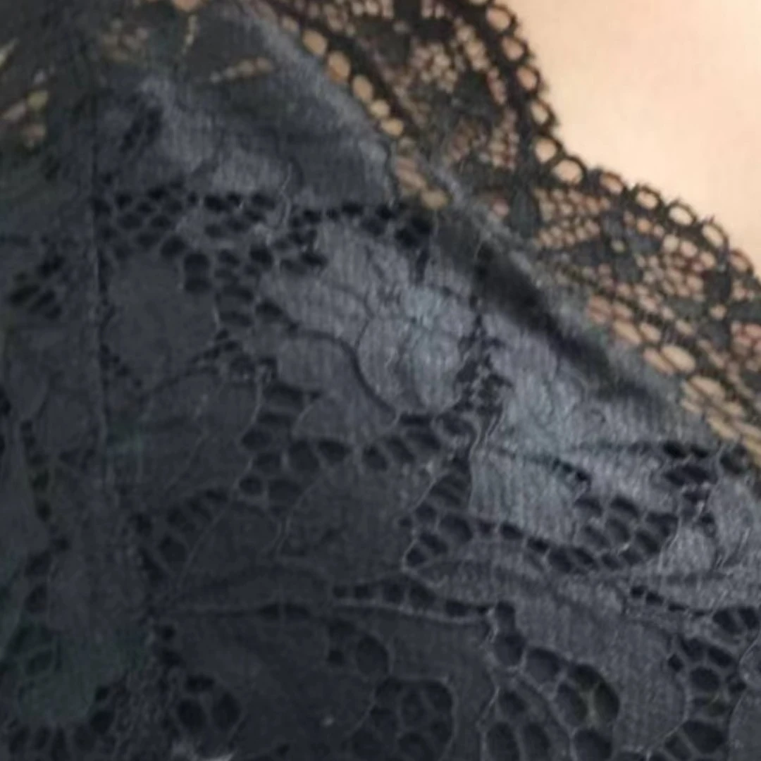 时尚黑色镂空背心