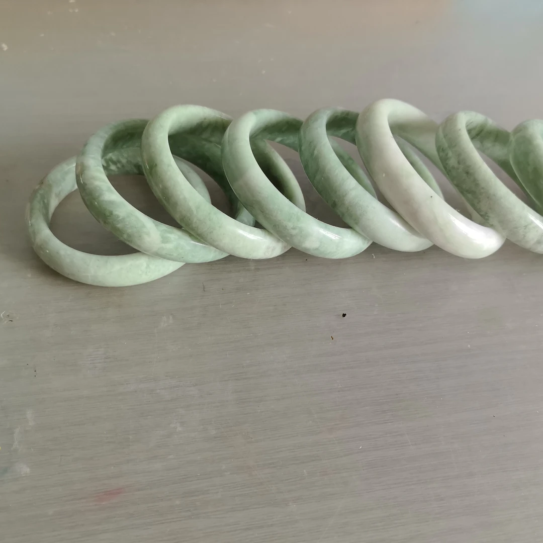 天然真玉翠色玉手镯女款浅绿飘花贵州翠微瑕玉石镯子