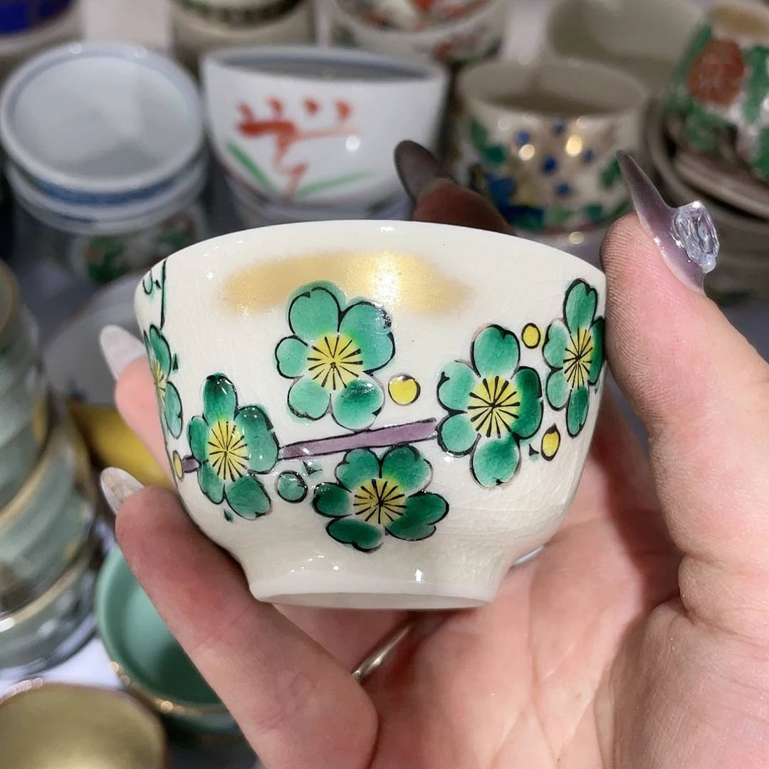 可****ö瓷器上还有一些花纹清晰