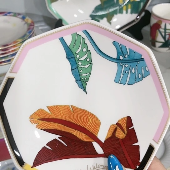 样*瓷器瓷器是以陶器制作和瓷器