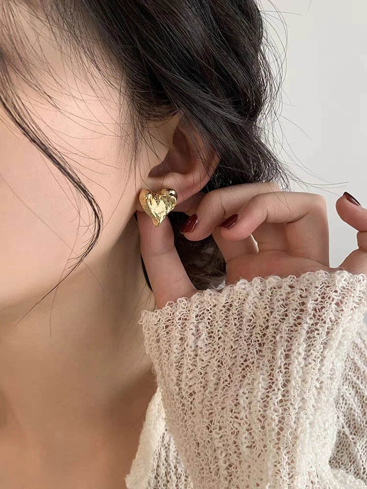 925银耳饰 褶皱纹理爱心耳钉女小众个性秋冬逛街高级感网红款日常