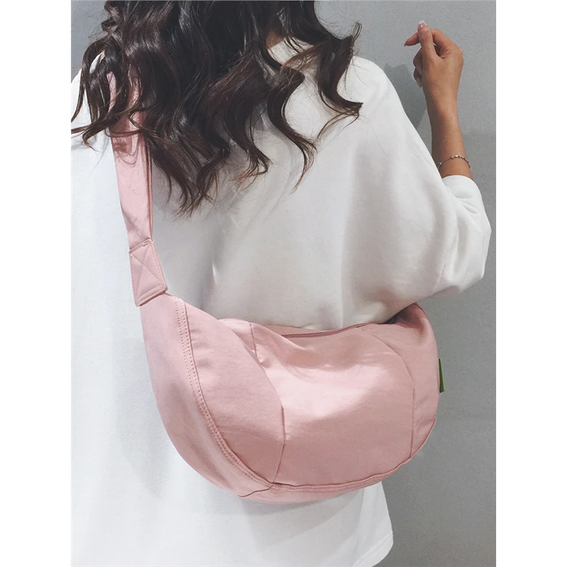 简约大帆布斜挎包包女2024新款运动骑行旅行饺子包休闲通勤单肩包