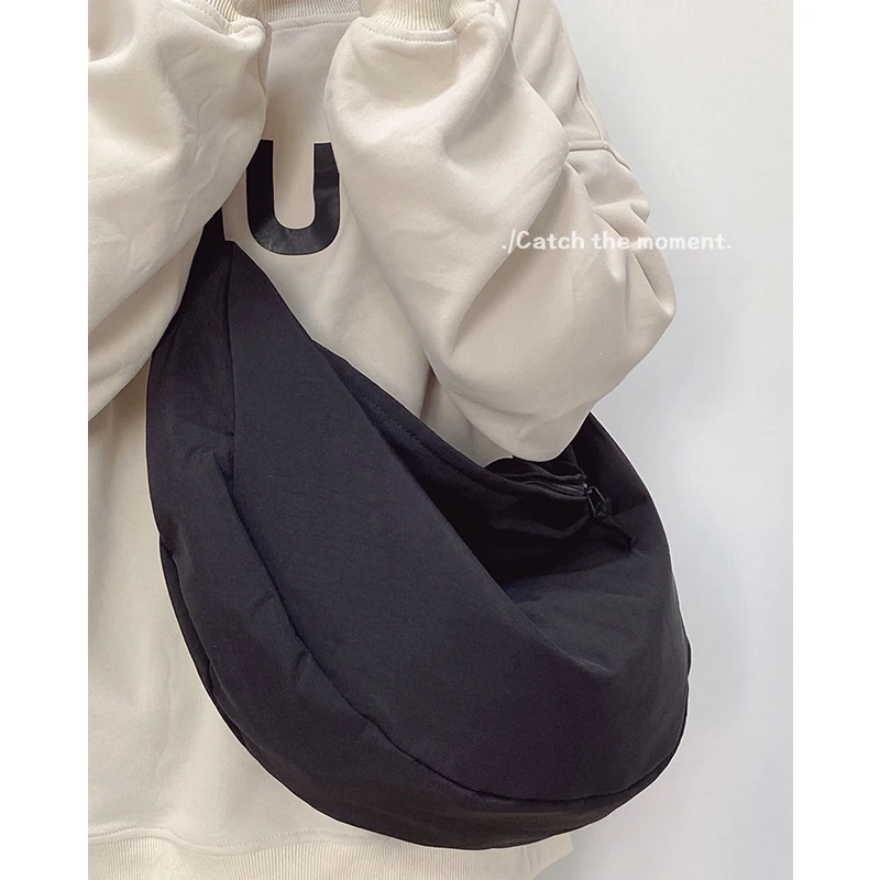 日系简约大容量通勤帆布包女斜挎饺子包森系大学生上课布袋单肩包