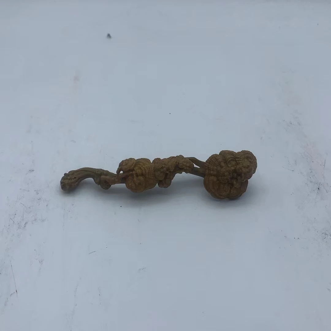 739 绿檀灵芝如意手把件