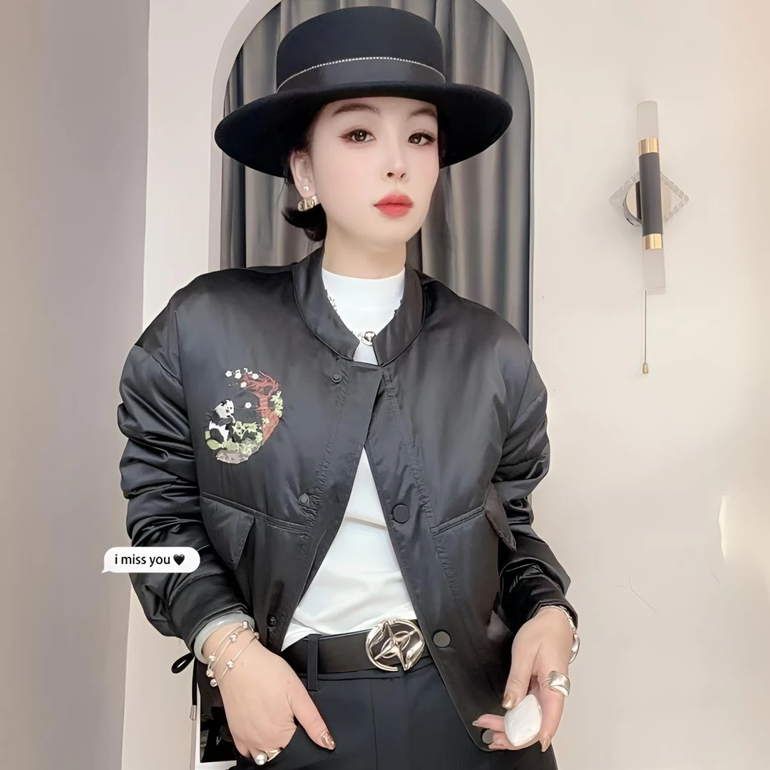 【依尚精选】欧货90白鹅绒短款时尚潮流气质棒球领休闲刺绣羽绒服