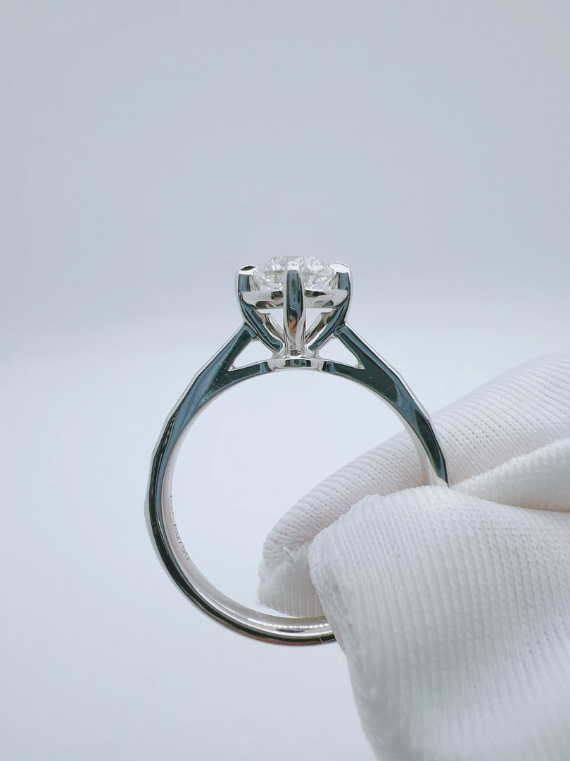 18k金车花四爪钻戒，主石50分，颜色FG，净度SI.