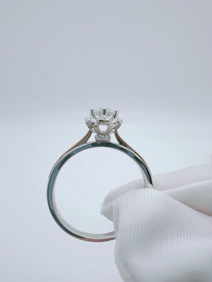 18k金花苞双色钻戒，主石30分，副石11分，颜色FG，净度VVS.